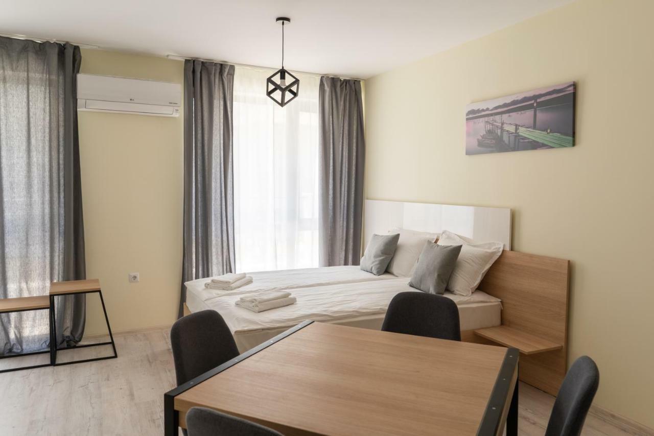 La Familia Apartments Varna Exterior photo